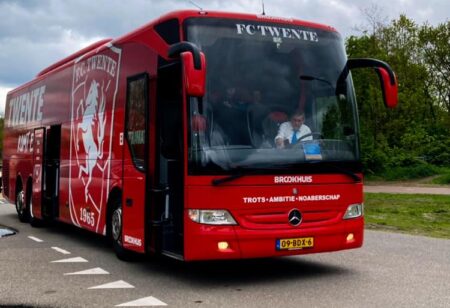 Met de spelersbus van FC Twente naar het stadion